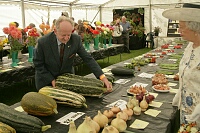 Our Show Chairman, Derek Osborne, demonstrates how to pick up the heaviest marrow...